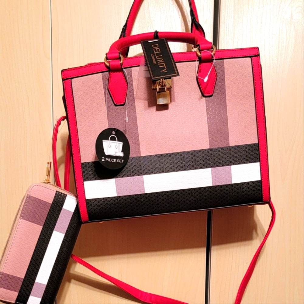 Deluxity los Angeles handbag with a purse.